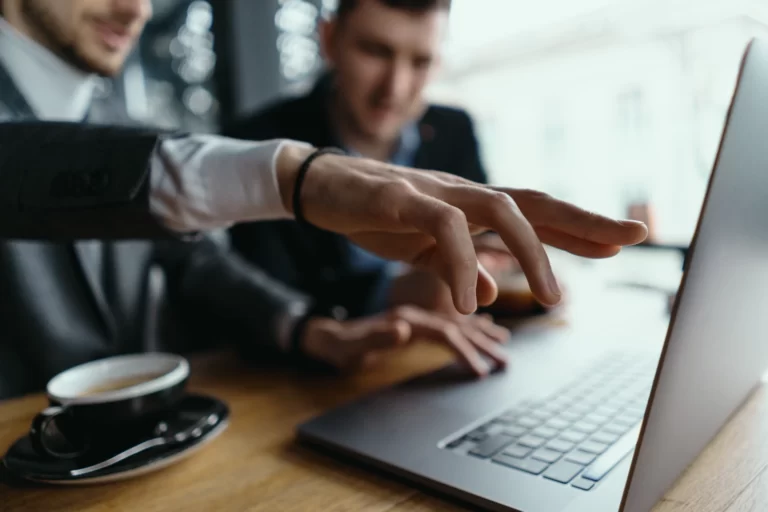 Un mentor qui apprend de nouvelles compétences à son mentoré.